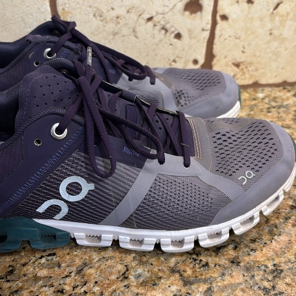 Women’s size 8 OnCloud runners - Picture 2 of 7